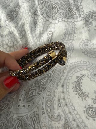 Pulsera dorada con cristales