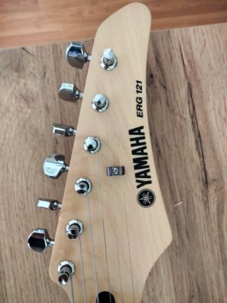 Guitarra Eléctrica Yamaha ERG 121 Negra