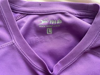 Camiseta deportiva morada
