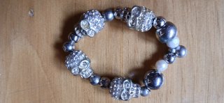 Pulsera bisutería calaveras y perlas