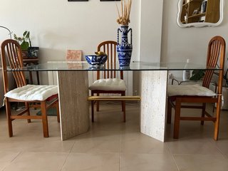 Mesa comedor de cristal y base mármol travertino