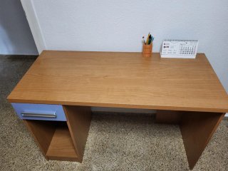 Escritorio madera con cajón azul