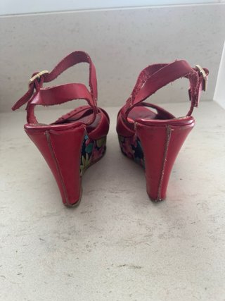 Sandalias de cuña de piel y tela