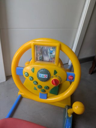 Coche de juguete con volante y pedales