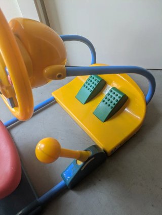 Coche de juguete con volante y pedales