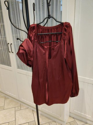 Blusa satinada granate
