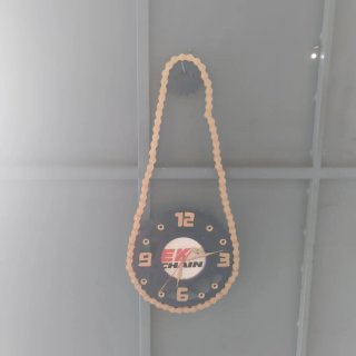 Reloj de pared con cadena decorativa