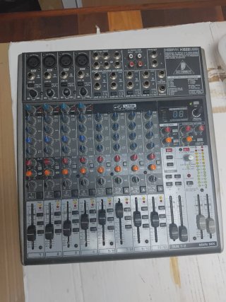 Mesa mezclas y 2 altavoces negros