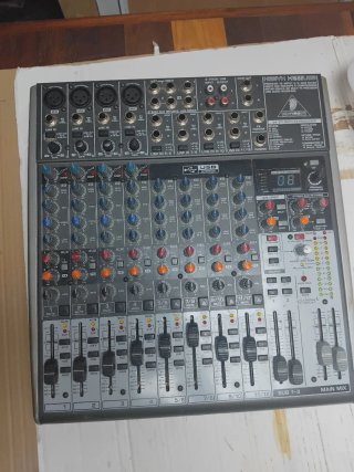 Mesa mezclas y 2 altavoces negros