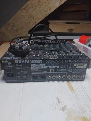 Mesa mezclas y 2 altavoces negros