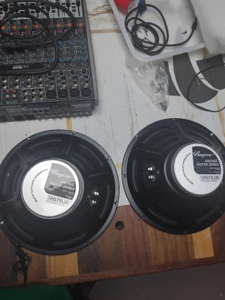 Mesa mezclas y 2 altavoces negros