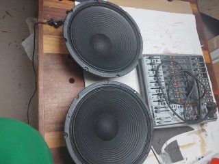 Mesa mezclas y 2 altavoces negros