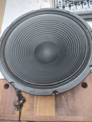 Mesa mezclas y 2 altavoces negros
