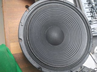 Mesa mezclas y 2 altavoces negros