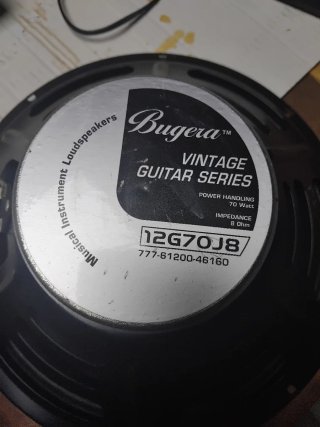 Mesa mezclas y 2 altavoces negros