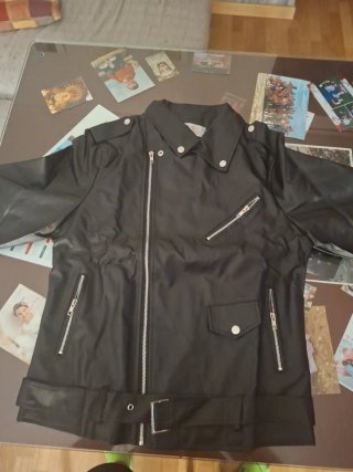 Chaqueta de cuero negra estilo motero