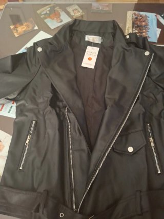 Chaqueta de cuero negra estilo motero
