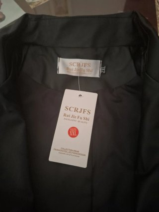 Chaqueta de cuero negra estilo motero