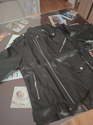 Chaqueta de cuero negra estilo motero