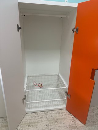 Armario juvenil Ikea blanco y naranja
