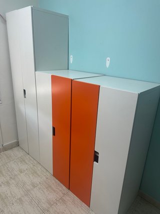 Armario juvenil Ikea blanco y naranja