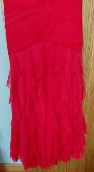Vestido de fiesta rojo con volantes