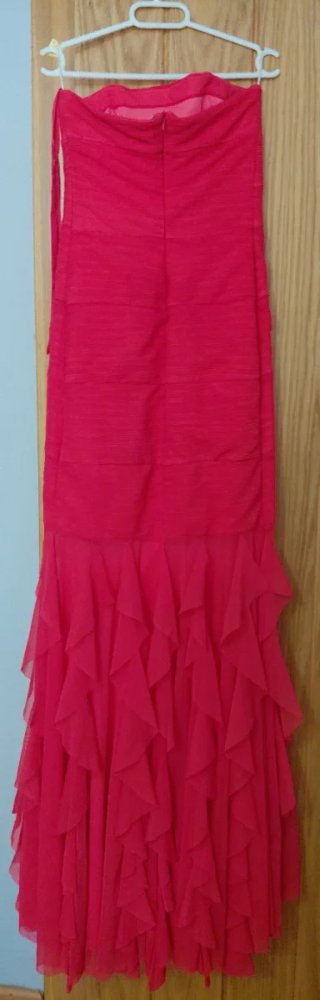 Vestido de fiesta rojo con volantes