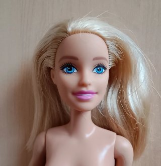 Muñeca Barbie rubia