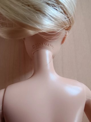 Muñeca Barbie rubia