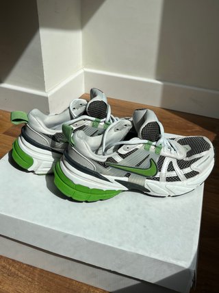 Nike V2K Run Sequoia/Chlorophyll Talla 37.5