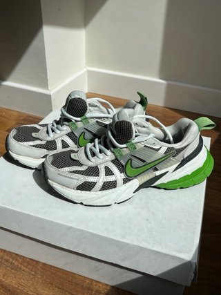 Nike V2K Run Sequoia/Chlorophyll Talla 37.5