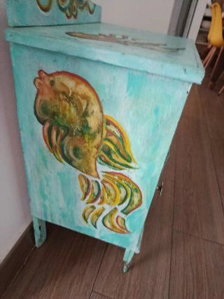 Mesita de noche antigua pintada a mano
