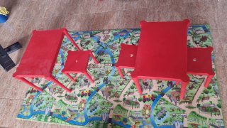 Mesa y 2 taburetes infantiles rojos
