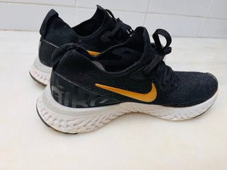 Zapatillas Nike Epic React Flyknit 38 Negro/Dorado