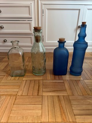 Cesta Mimbre Vintage con 4 Botellas Decorativas