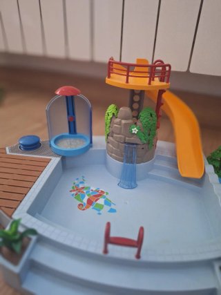 Piscina Playmobil con figuras