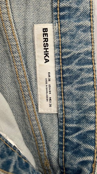 Falda vaquera con tachuelas Bershka