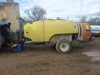 Atomizador agrícola amarillo