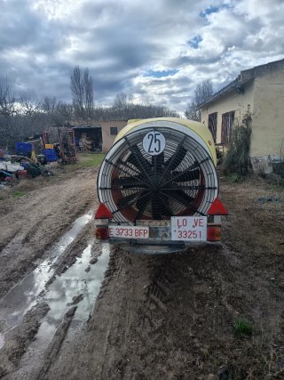 Atomizador agrícola amarillo