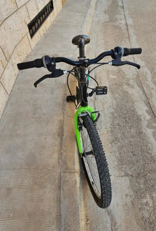 Bicicleta infantil negra y verde