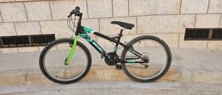 Bicicleta infantil negra y verde