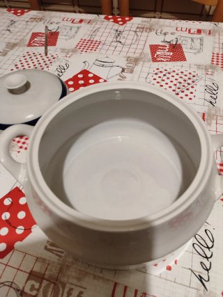 Zuppiera Tognana porcellana bianca con riga blu
