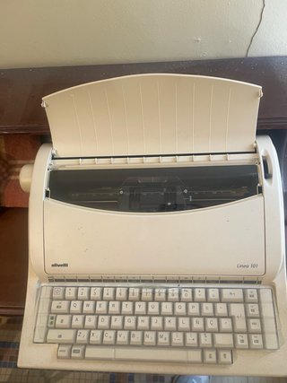 Máquina de escribir eléctrica Olivetti Linea 101
