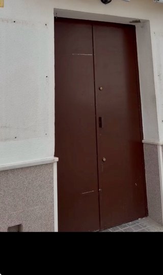 Puerta de hierro marrón