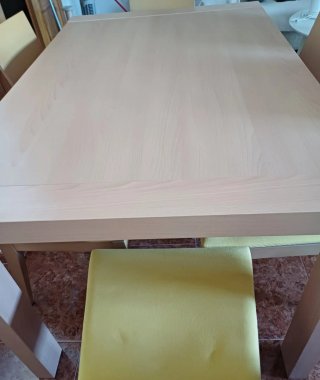 Mesa comedor madera y sillas tapizadas