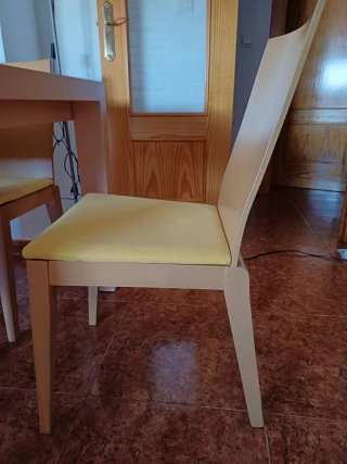 Mesa comedor madera y sillas tapizadas