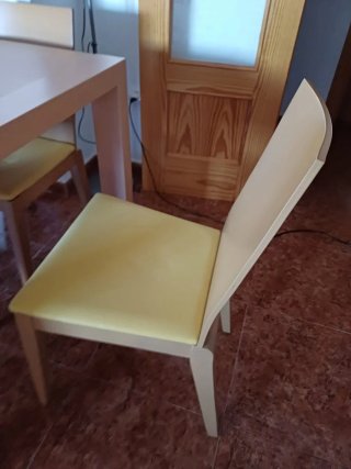 Mesa comedor madera y sillas tapizadas