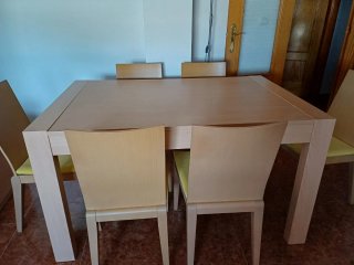Mesa comedor madera y sillas tapizadas