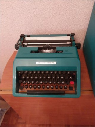 Máquina de escribir Olivetti Studio 45 con maletín