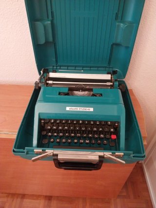 Máquina de escribir Olivetti Studio 45 con maletín